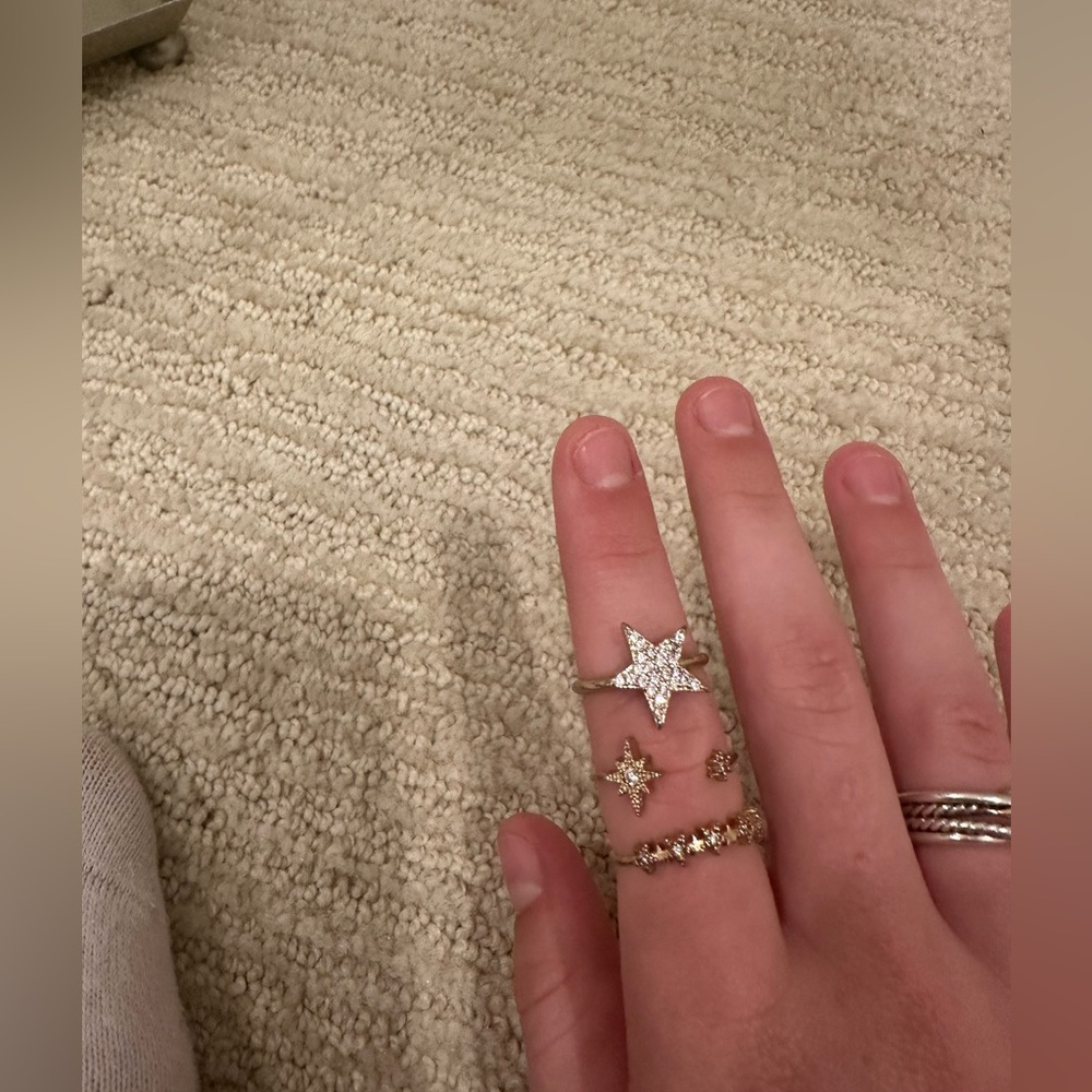 such a pretty ring set!! no rusting and perfect to wear all together